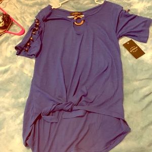 Short sleeve shirt.With embellishments